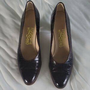 SALVATORE FERRAGAMO CROCODILE EMBOSSED HEELS  8 AA   BROWN